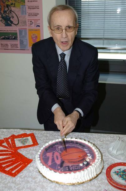 Il taglio della torta in Gazzetta per i suoi 70 anni (Liverani)